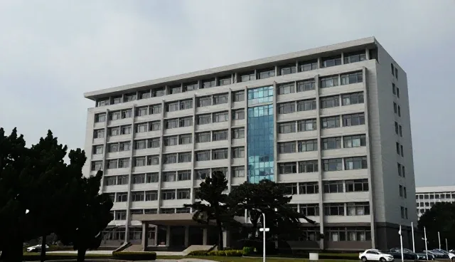 企业故障排查中，两种方案设计的对比与取舍